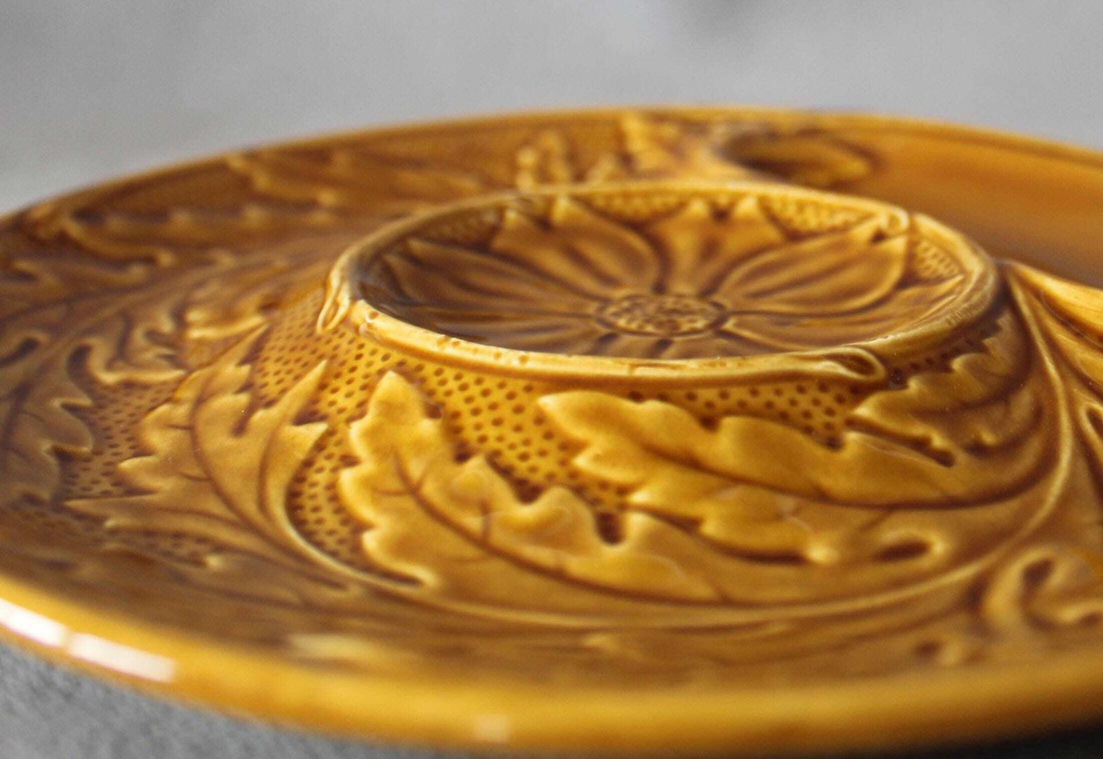 photo furniture Set van 6 vintage Franse Gien honingbruin keramiek majolica artisjokborden, serveerschaal, verdeelborden, logo Gien France jaren 1960, amber