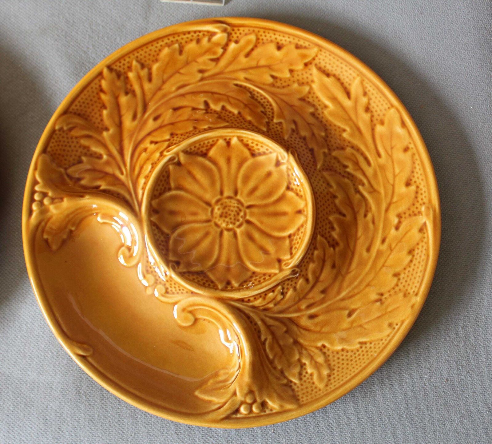 photo vinterior Set Of 6 Vintage French Gien Honey Brown Ceramic Majolica Artichoke Plates, Serving Platter, Divider Plates, 1960s Logo Gien France, Amber