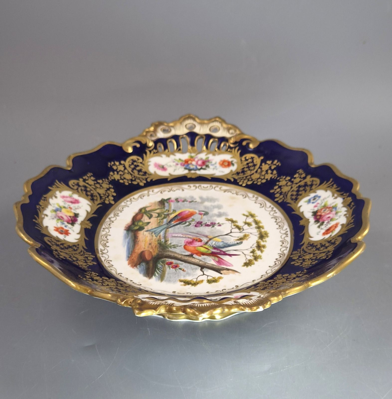 Antiek Engels ovaal schaal met Fancy Birds, toegeschreven aan Coalport, kobaltblauw, ca. 1840-1850 photo vinterior