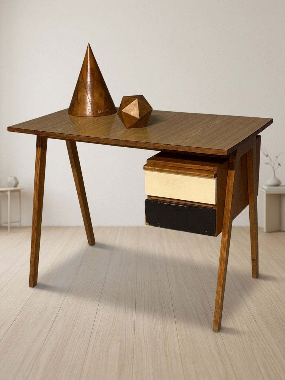 Schrijftafel Mid Century Houten Bureau van Robin Day, jaren 1950, Verenigd Koninkrijk, 100 × 59 × 77 cm photo 810.0