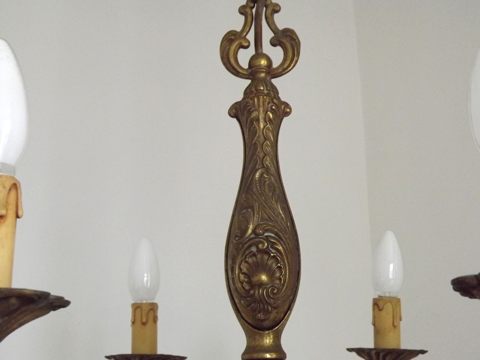 photo for sale Franse Mid-Century traditionele stijl bronzen kroonluchter met 6 lichten en acanthusmotief