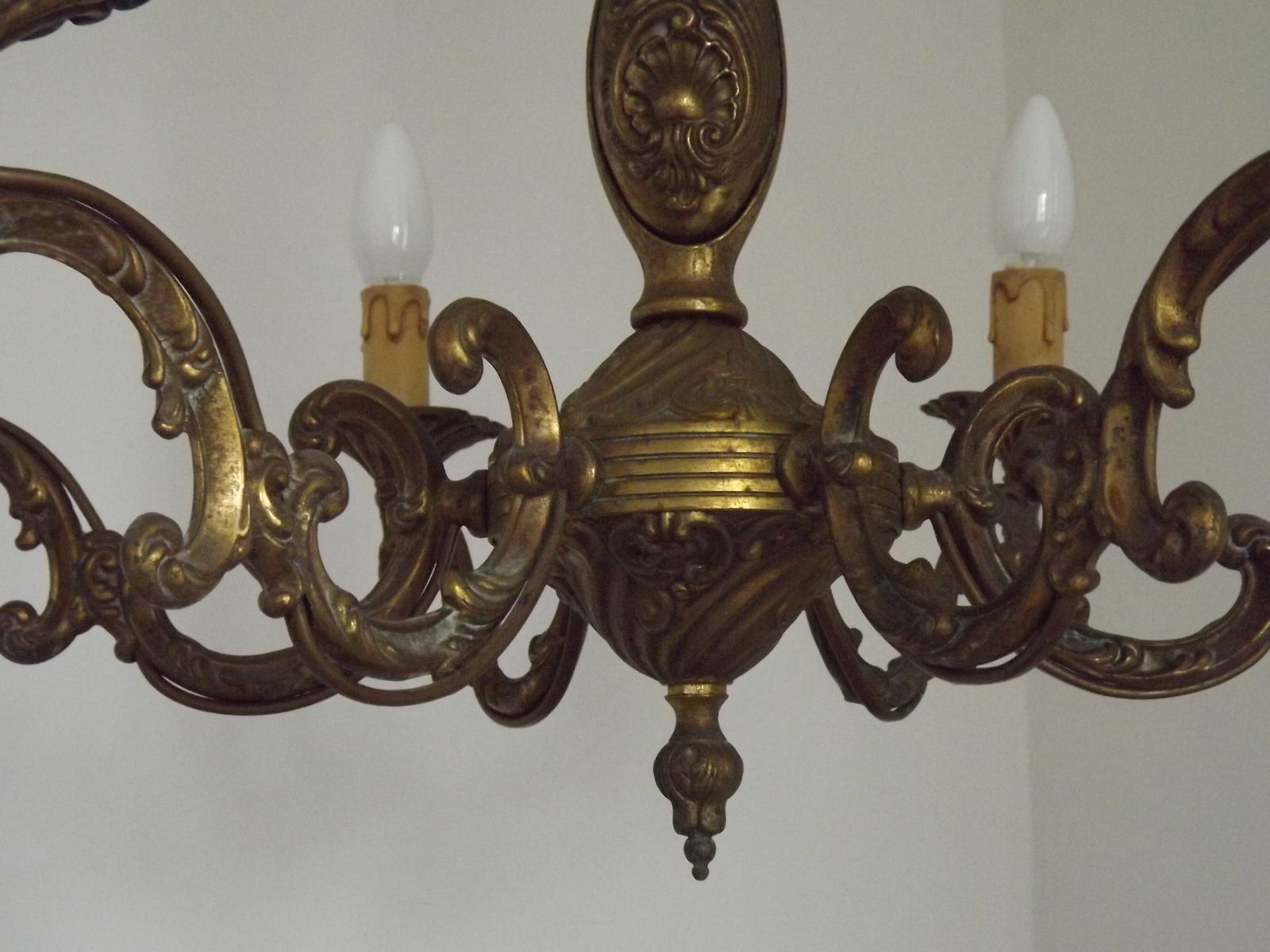 345.0 Franse Mid-Century traditionele stijl bronzen kroonluchter met 6 lichten en acanthusmotief photo