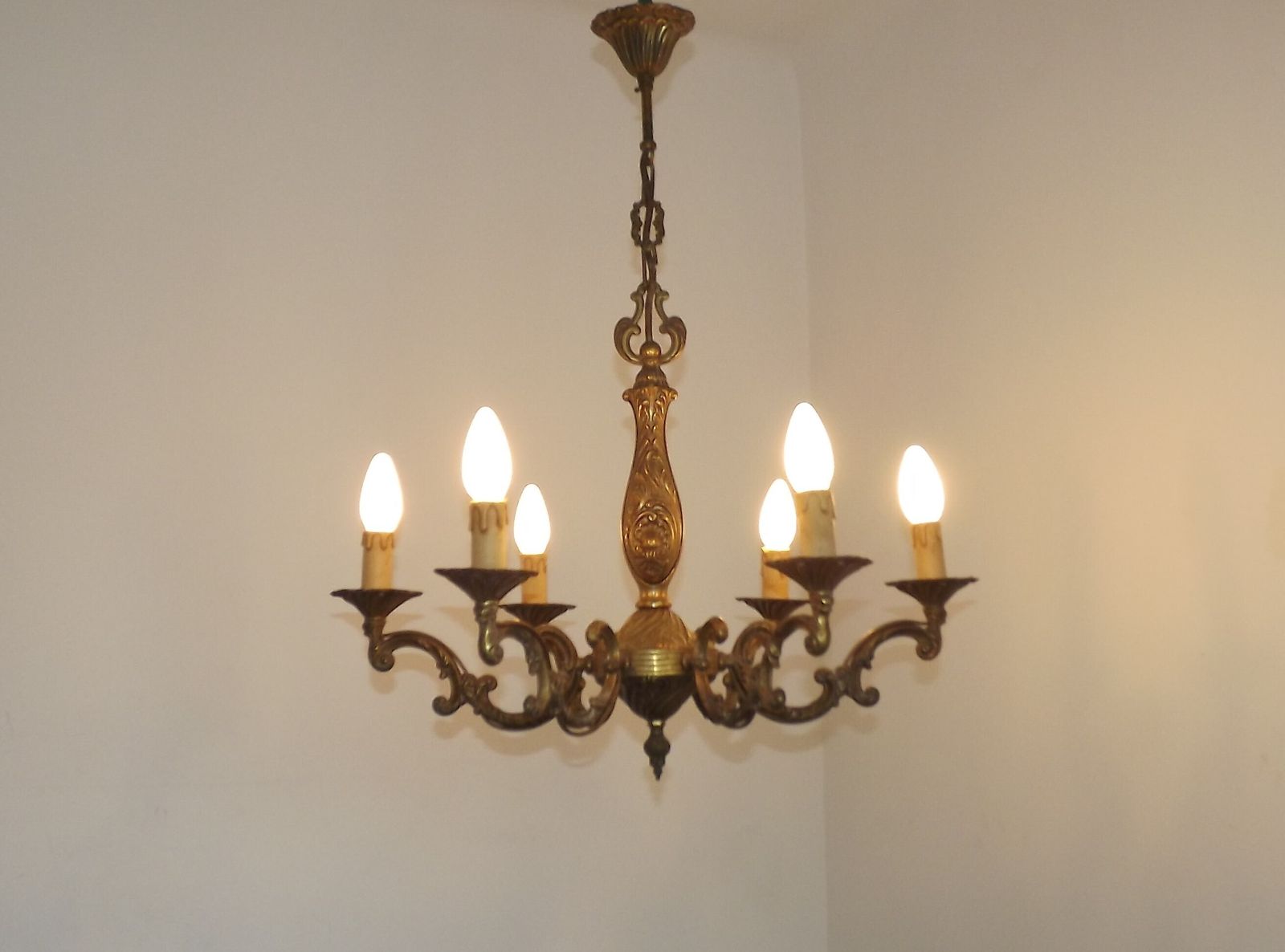 Franse Mid-Century traditionele stijl bronzen kroonluchter met 6 lichten en acanthusmotief photo Verlichting