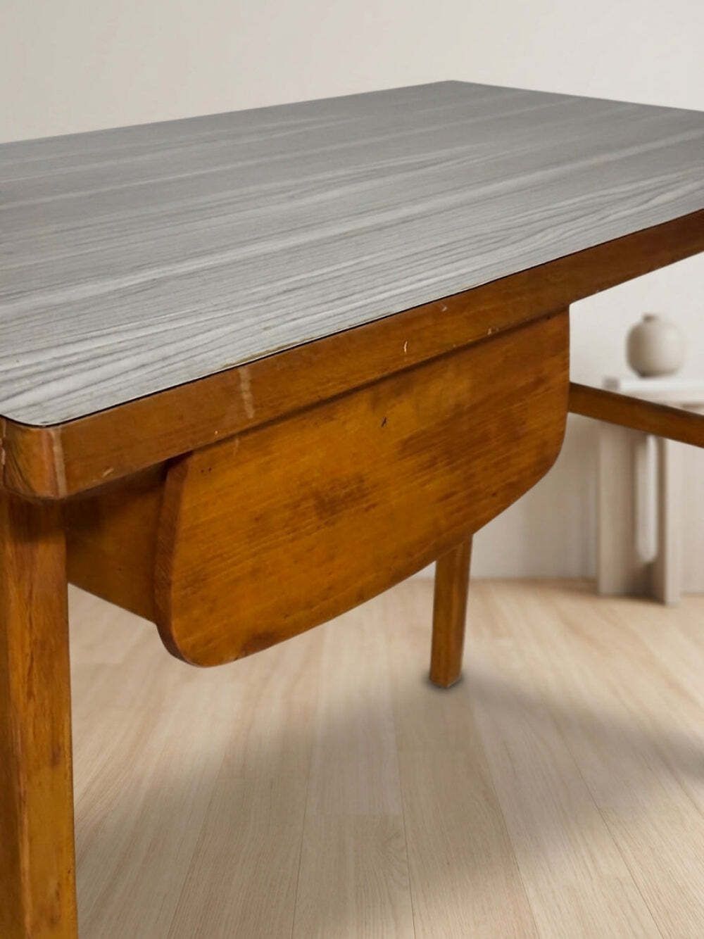Schrijftafel midden 20e eeuw, houten bureau, 90 × 49 × 73 cm photo vinterior