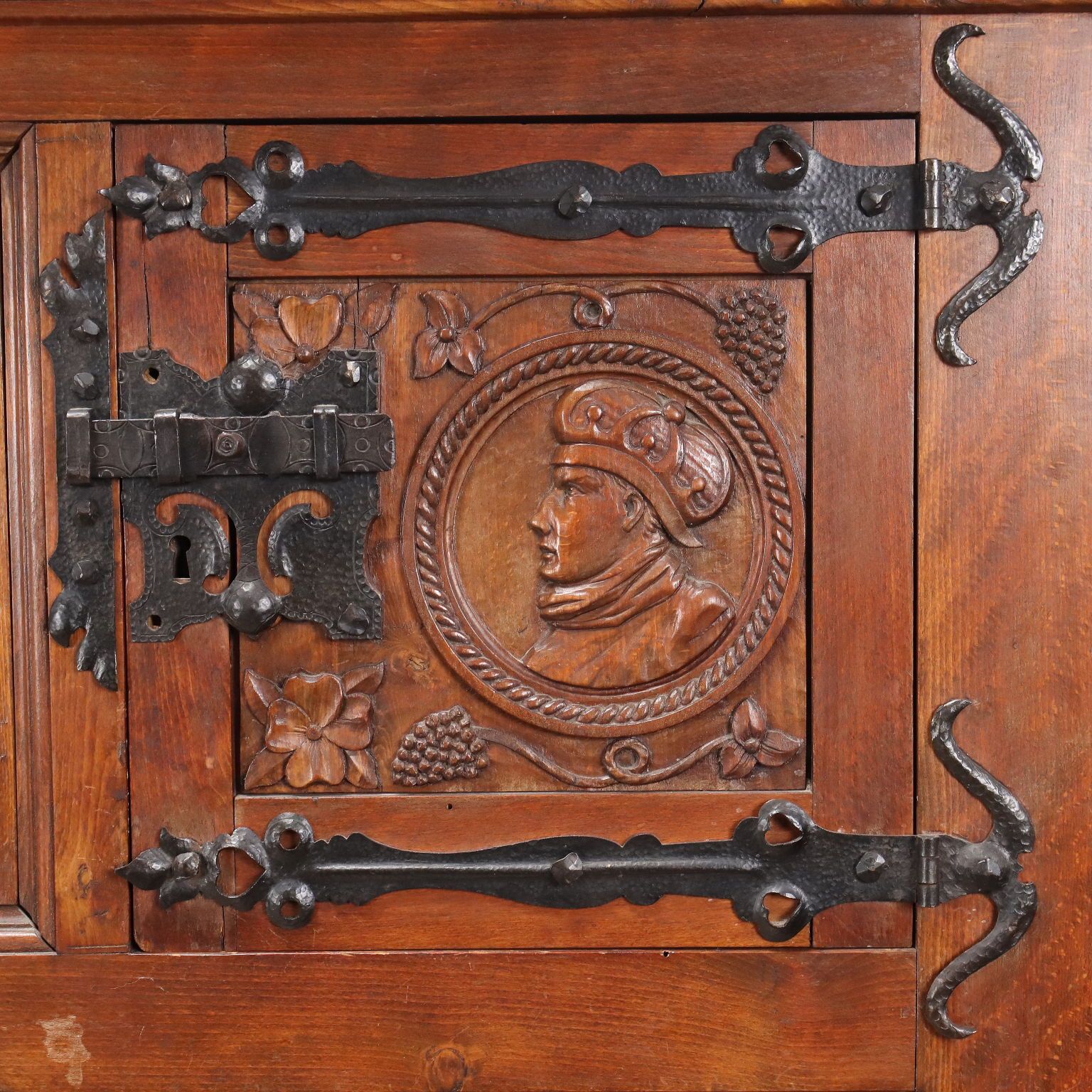 Neo-Renaissance kast, beuken, Italië, 20e eeuw photo buy