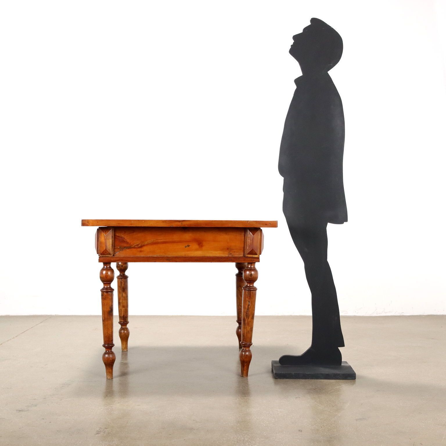 Kersenhout tafel uit de 20e eeuw, Italië photo furniture