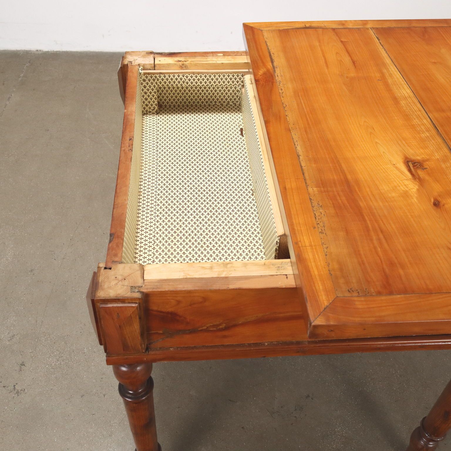 Kersenhout tafel uit de 20e eeuw, Italië photo buy