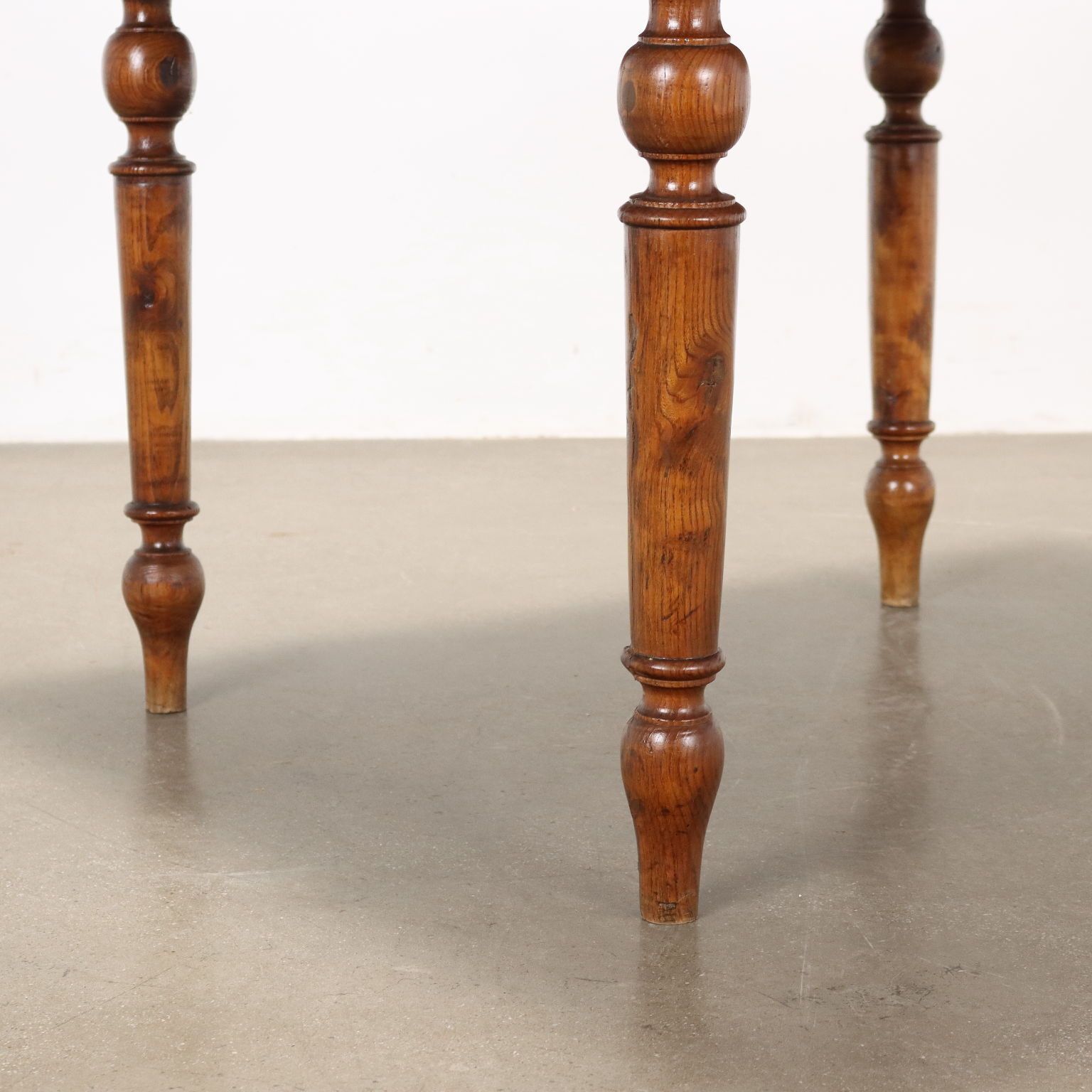 Kersenhout tafel uit de 20e eeuw, Italië photo vintage