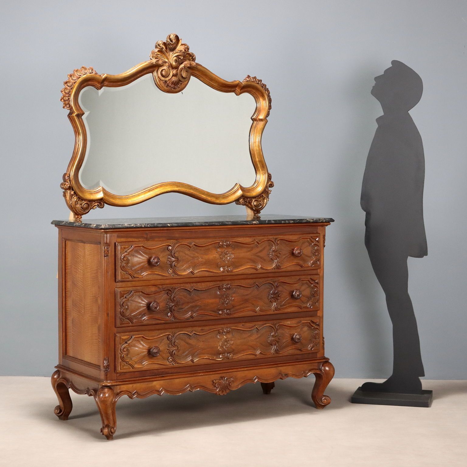 Barokstijl Walnoten Dressoir Met Verguld Spiegelframe photo for sale