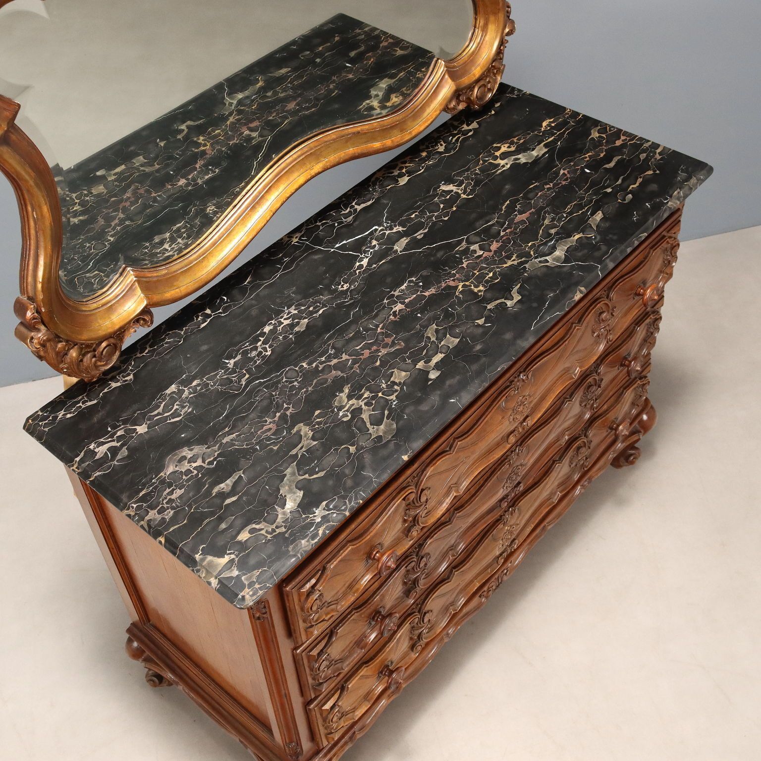 photo for sale Barokstijl Walnoten Dressoir Met Verguld Spiegelframe