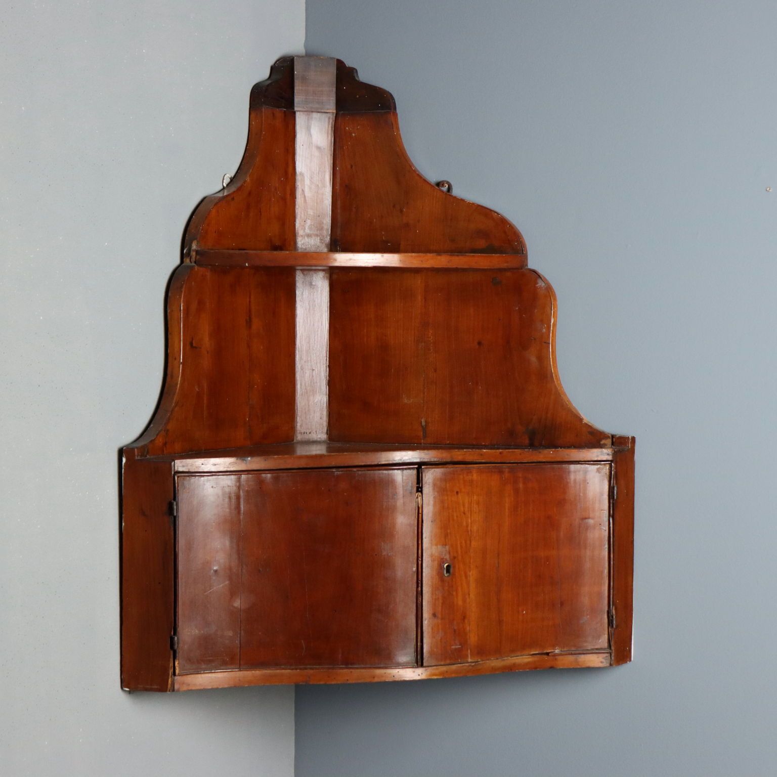 Antiek hoekwandkastje met golvende bovenkant, walnoot, Italië, 19e eeuw
