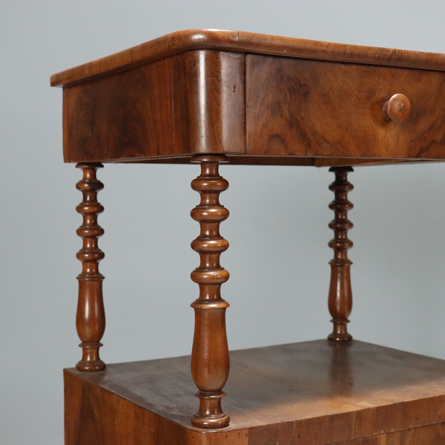 Tables de chevet Louis-Philippe en noyer, Italie, XIXe siècle photo for sale