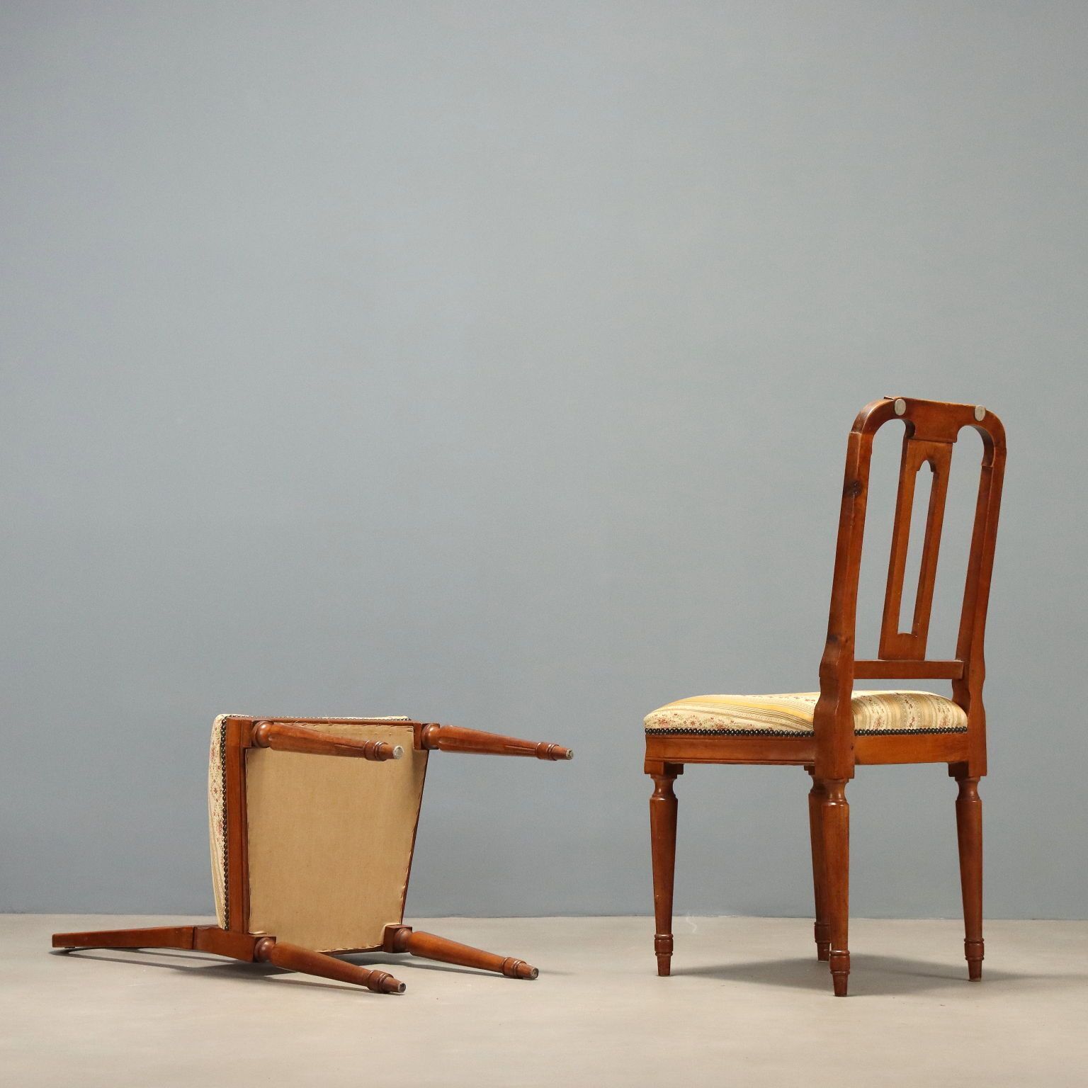 Antieke stoelen, walnoot, gestoffeerde zitting, Italië, midden 19e eeuw photo vintage