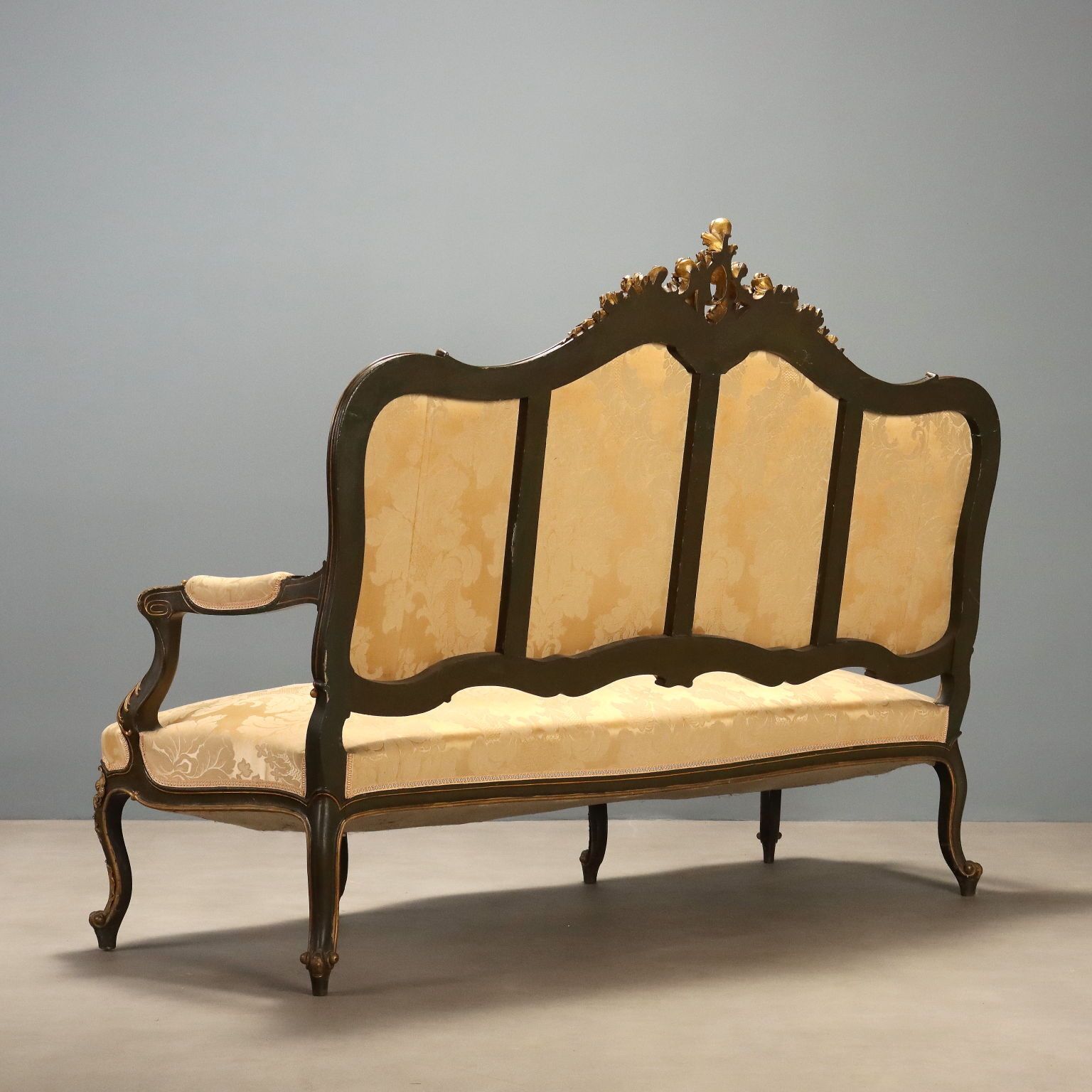 Meubels Barokke sofa, gesneden hout, bekleding, Italië, 19e eeuw photo