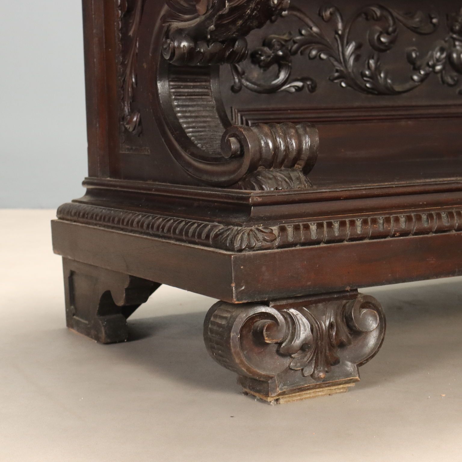 photo furniture Vitrinekast Neo-Renaissance stijl walnoot, laat 19e eeuw