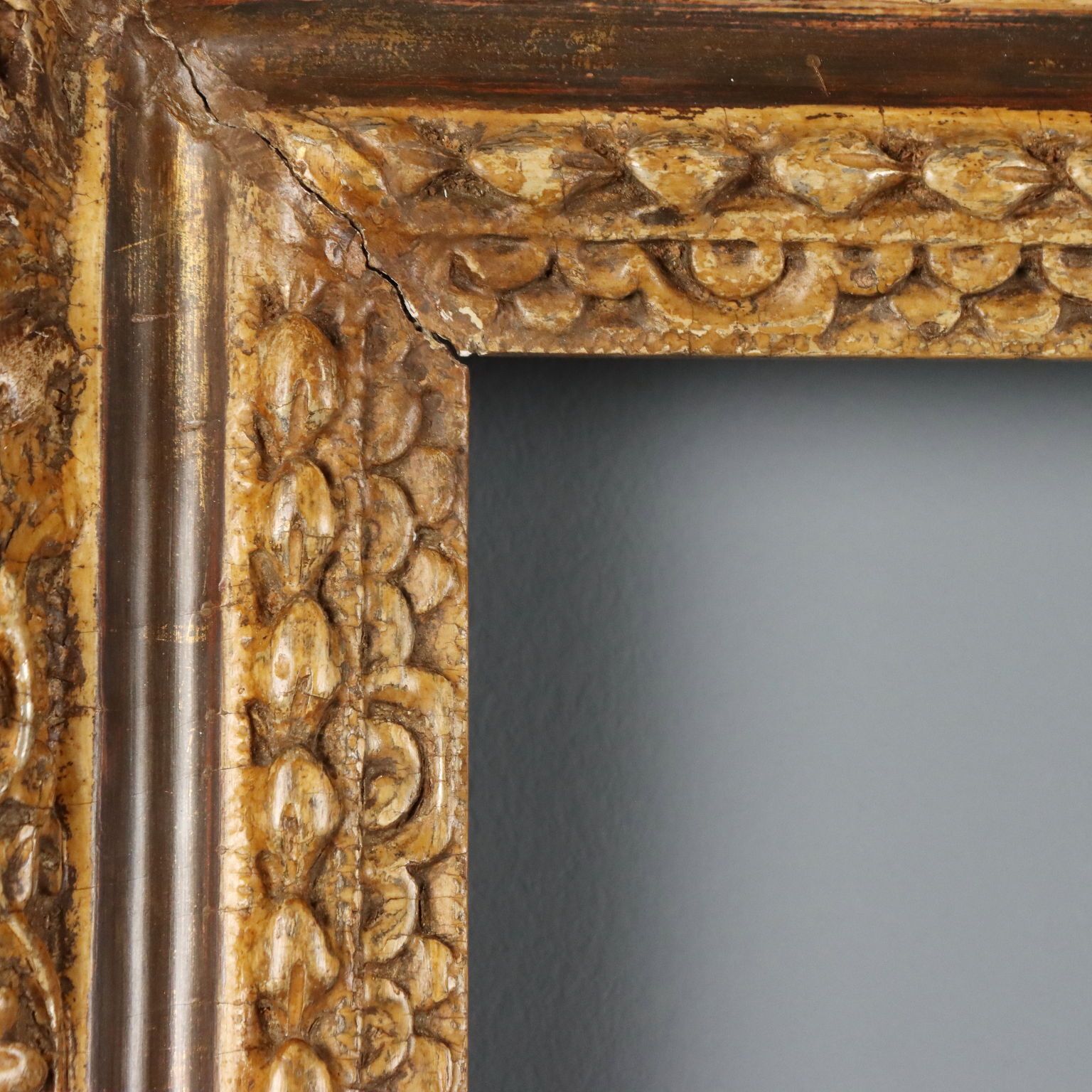 Antieke lijst, gesneden hout met bloemdecoraties, Italië, 18e eeuw photo 760.0