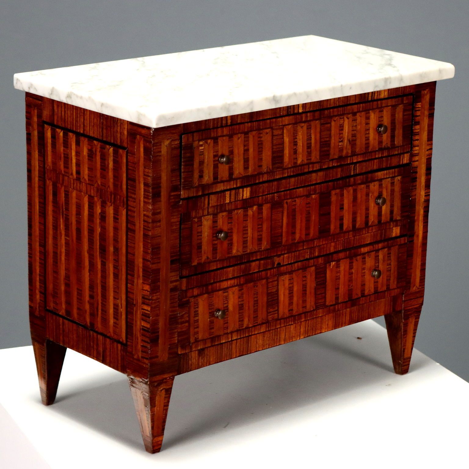 Kleine ladekast, neoclassicistische stijl, 20e eeuw