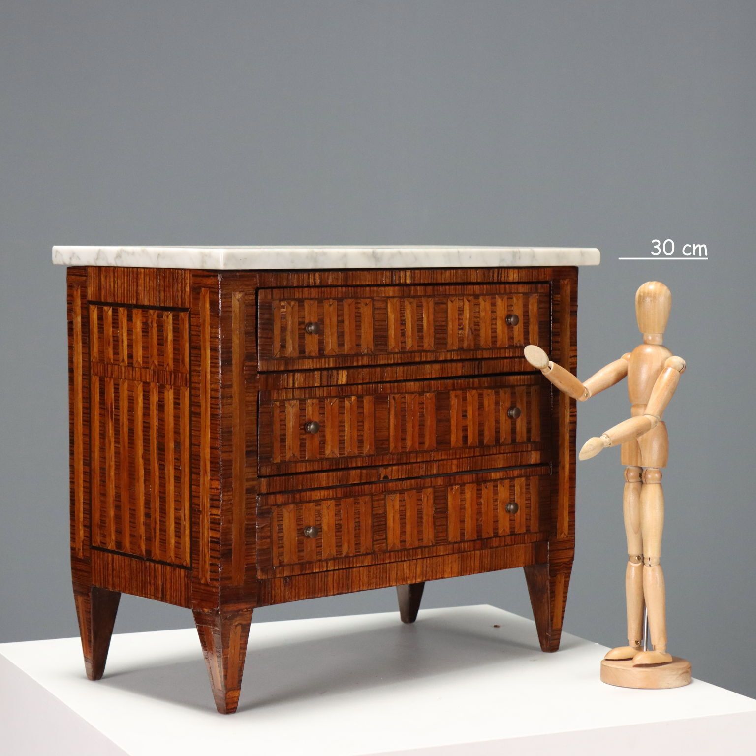 Kleine ladekast, neoclassicistische stijl, 20e eeuw photo furniture