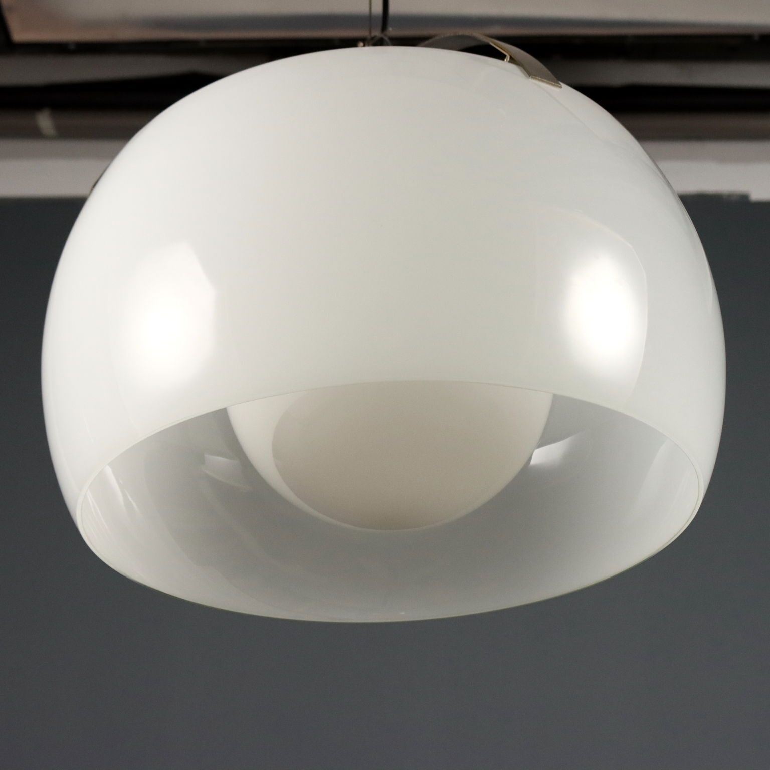 photo furniture Artemide Omega Lamp Design Vico Magistretti Metaal Italië jaren 1960 70