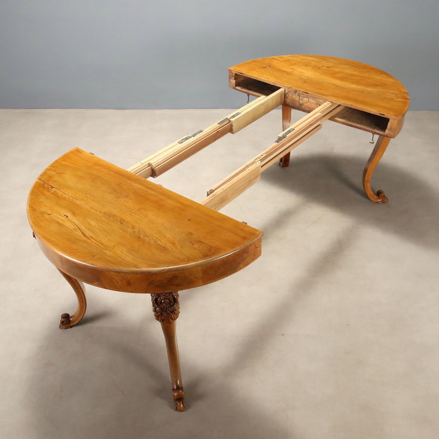 Walnoothouten tafel, Italië, 19e eeuw photo vintage