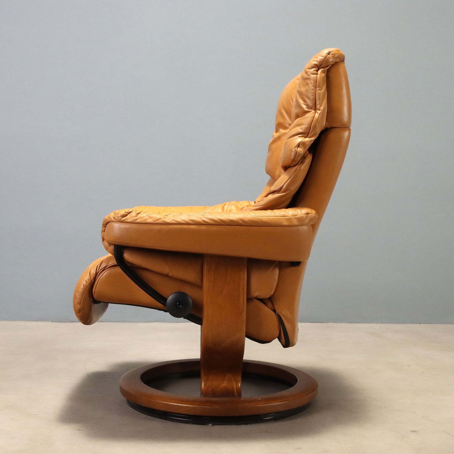 photo furniture Vintage Ekornes Armchair With Footrests Leather Design 1980s