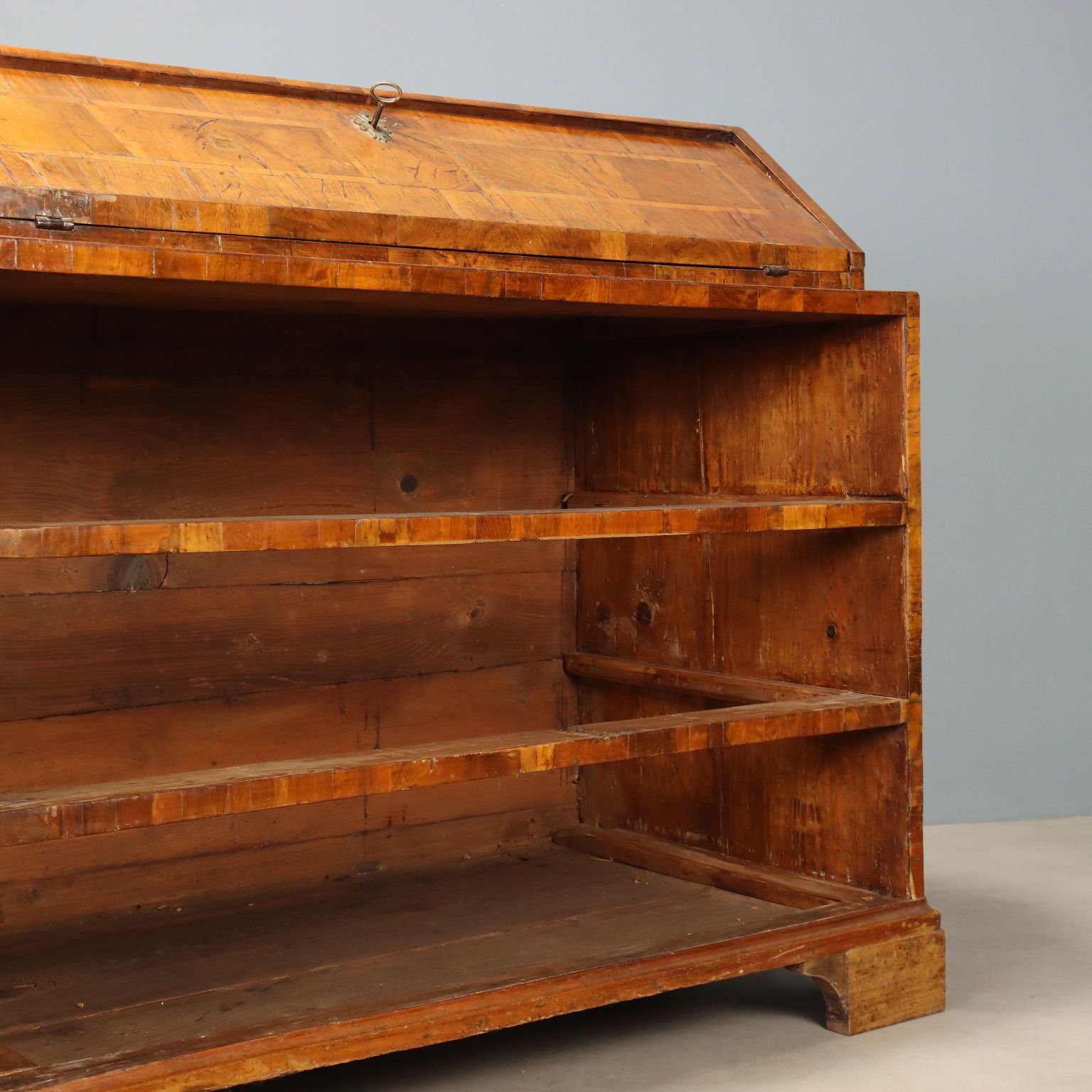 photo vinterior Walnut Bureau   Italy 18th Century