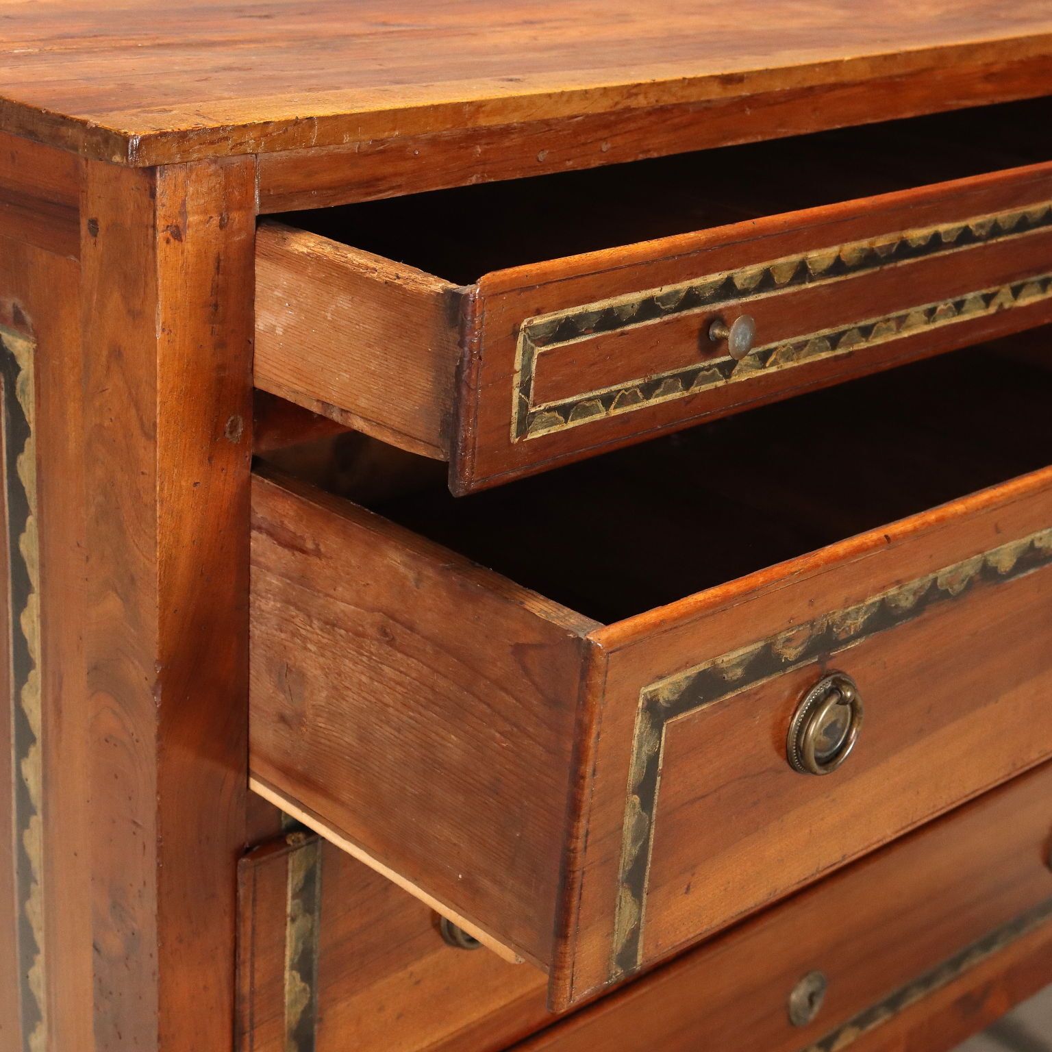 Commode Directoire en noyer, Italie, XIXe siècle photo for sale