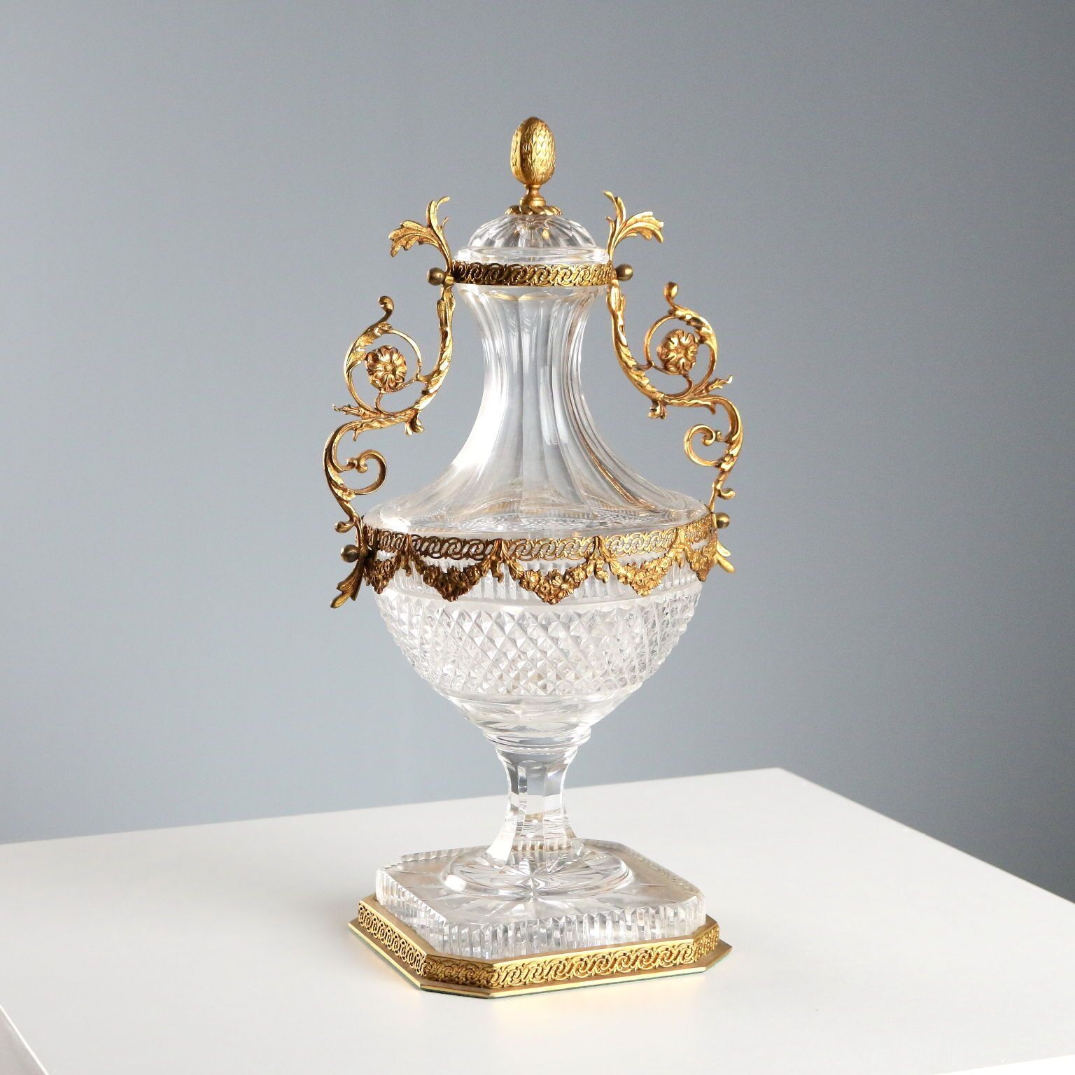 Antiek kristallen vaas met bronzen decoraties, Frankrijk, 19e-20e eeuw