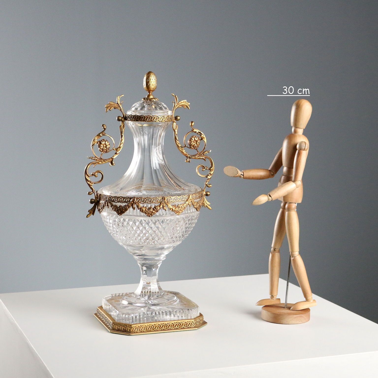 Antiek kristallen vaas met bronzen decoraties, Frankrijk, 19e-20e eeuw photo furniture