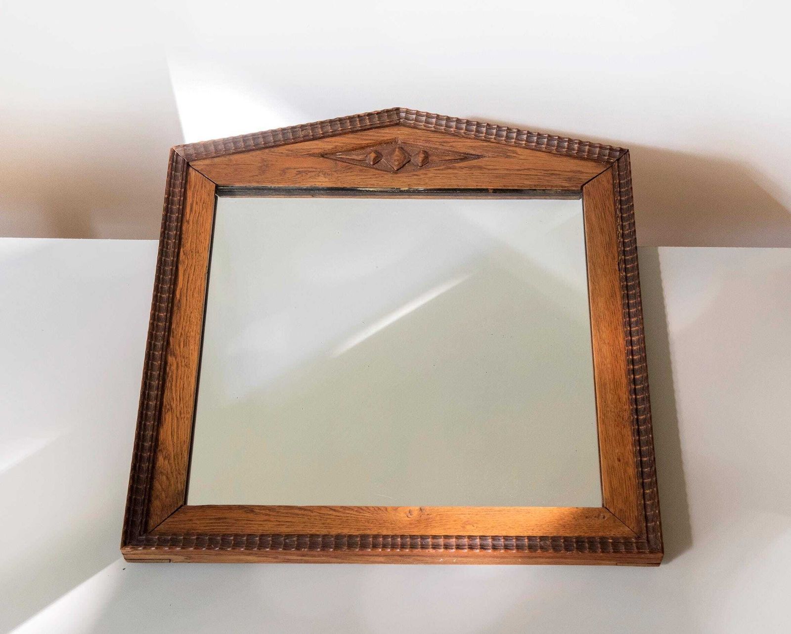 photo for sale Antieke Nederlandse Amsterdamse School spiegel - Art Deco eiken wandspiegel - jaren 1920 geometrische houten spiegel