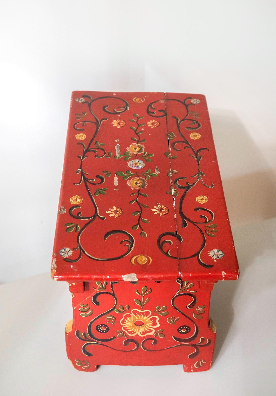 photo furniture Antiek Nederlandse volkskunst kruk - 19e eeuw handgeschilderde bloemen houten bank, primitieve voetenbank