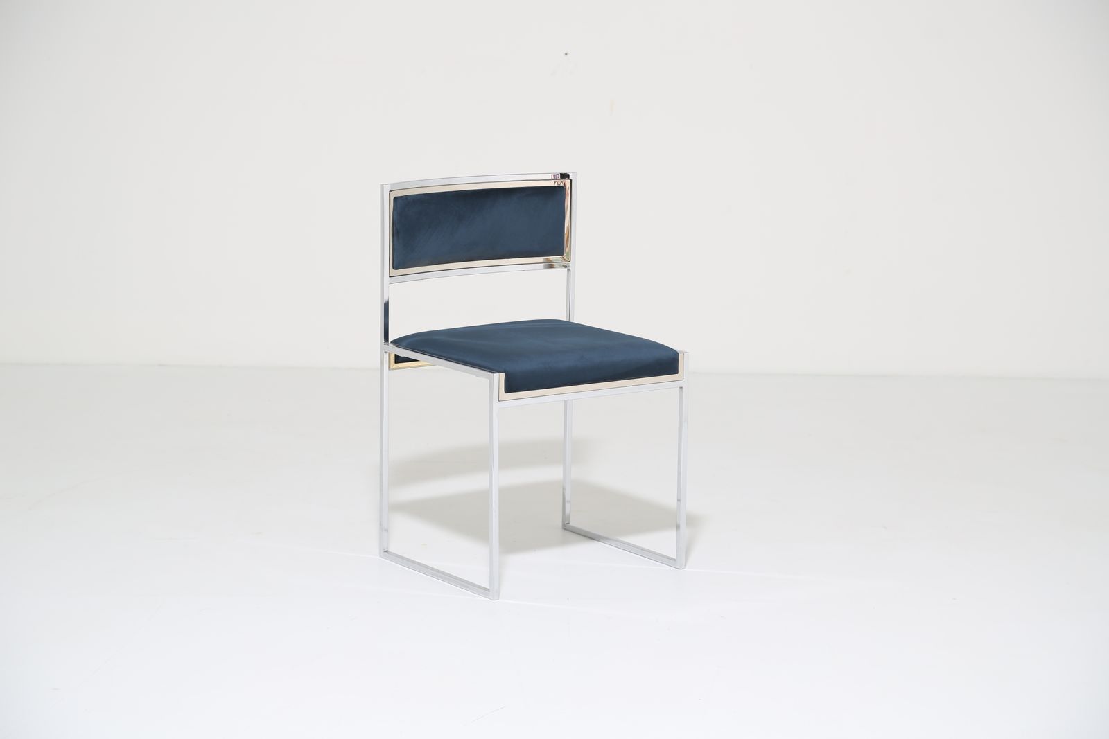 Mid-Century Modern Italiaanse marineblauw fluwelen stoel met verchroomd frame, Willy Rizzo voor Mario Sabot, jaren 1970. photo furniture