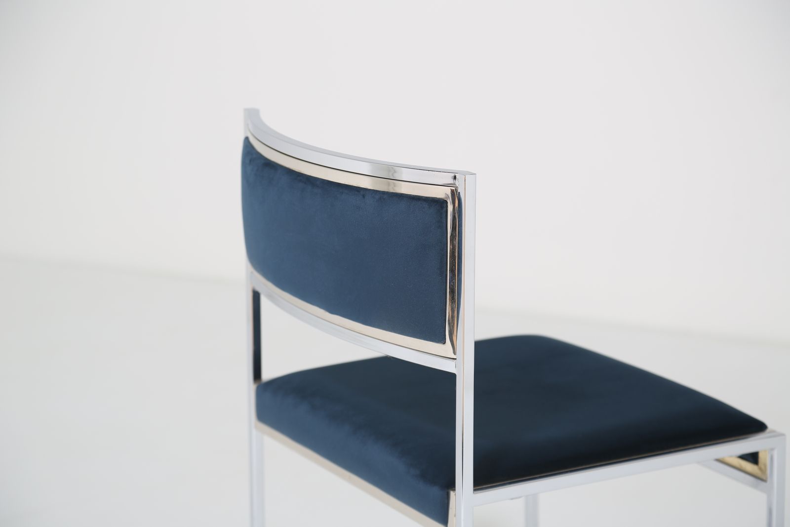 photo buy Mid-Century Modern Italiaanse marineblauw fluwelen stoel met verchroomd frame, Willy Rizzo voor Mario Sabot, jaren 1970.