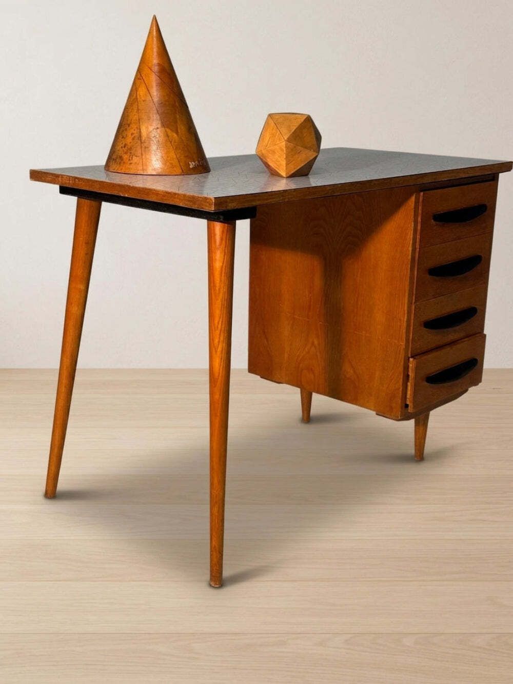 Schrijftafel mid-century houten bureau met vier lades, 109 × 56 × 79 cm photo vinterior