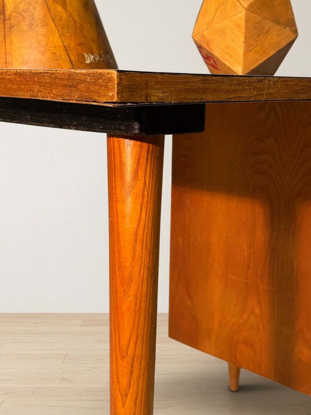 Schrijftafel mid-century houten bureau met vier lades, 109 × 56 × 79 cm photo vintage