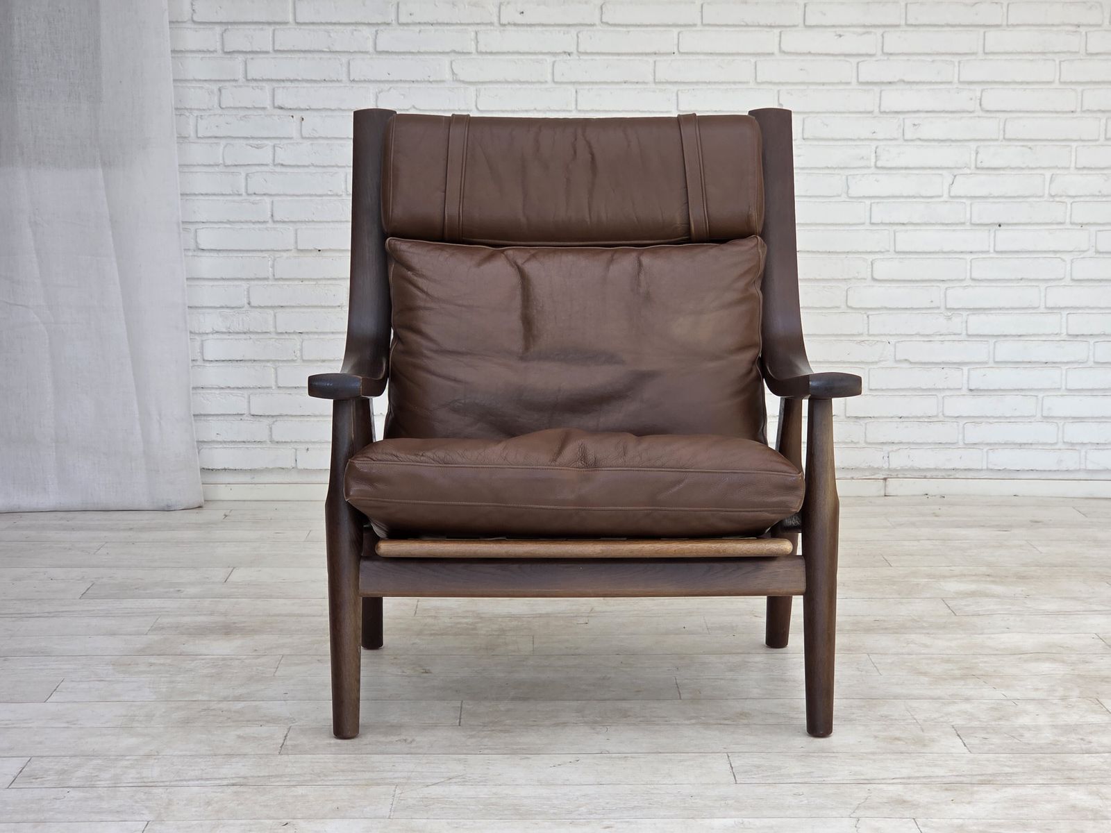 Ca. jaren 1970, Deens design van H.J.Wegner, fauteuil met hoge rugleuning, model GE530. photo buy