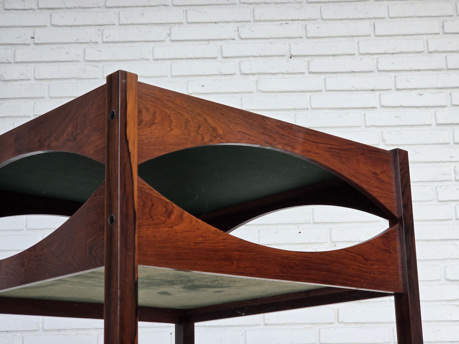 photo furniture Jaren 1970, Deens design van Kristian Vedel. Bijzettafel model "Modus", teakhout.