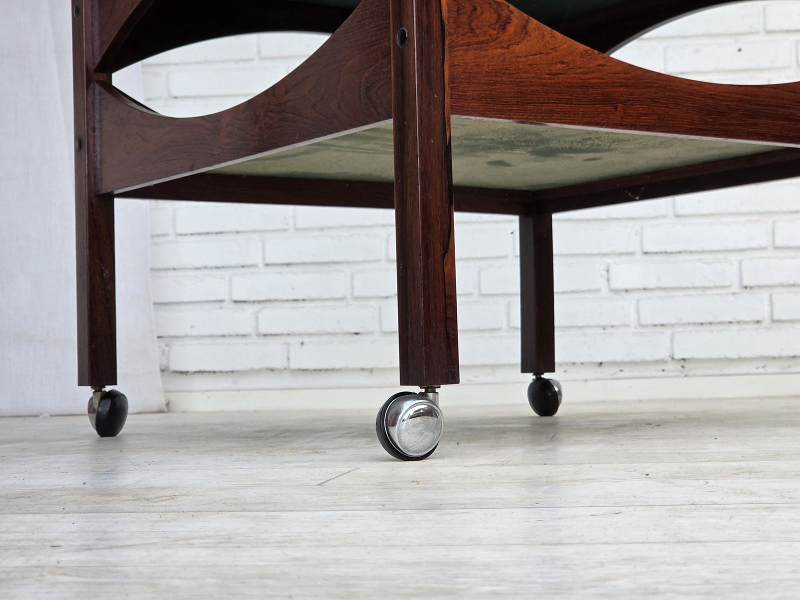 Meubels Jaren 1970, Deens design van Kristian Vedel. Bijzettafel model "Modus", teakhout. photo