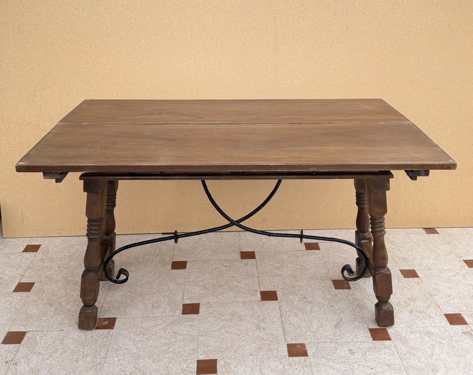 photo furniture Spaanse Klaptafel met IJzeren Verbindingsstangen, jaren 1940