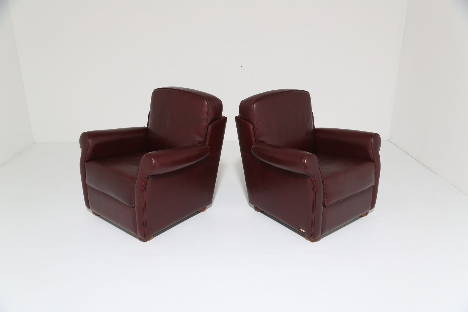 Paar art deco stijl Italiaanse bordeauxrode leren clubfauteuils van Fratelli Mascheroni photo buy