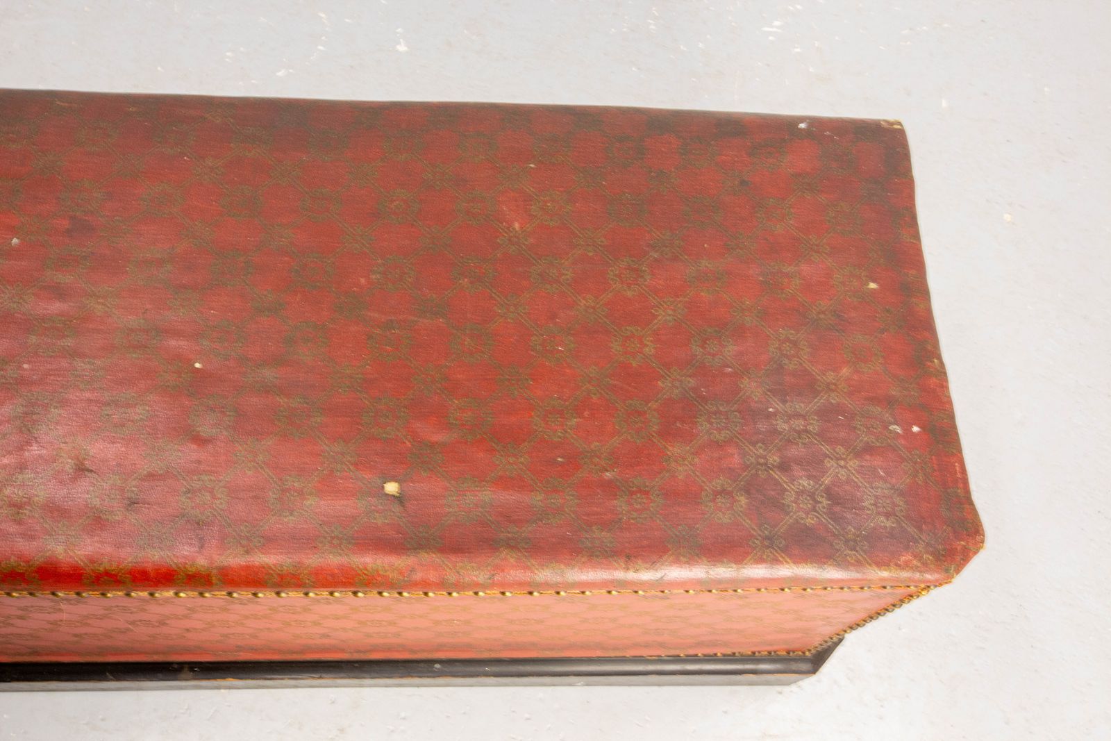 Coffre-banc d'époque rouge et doré, clous en laiton, pin rustique, français photo buy