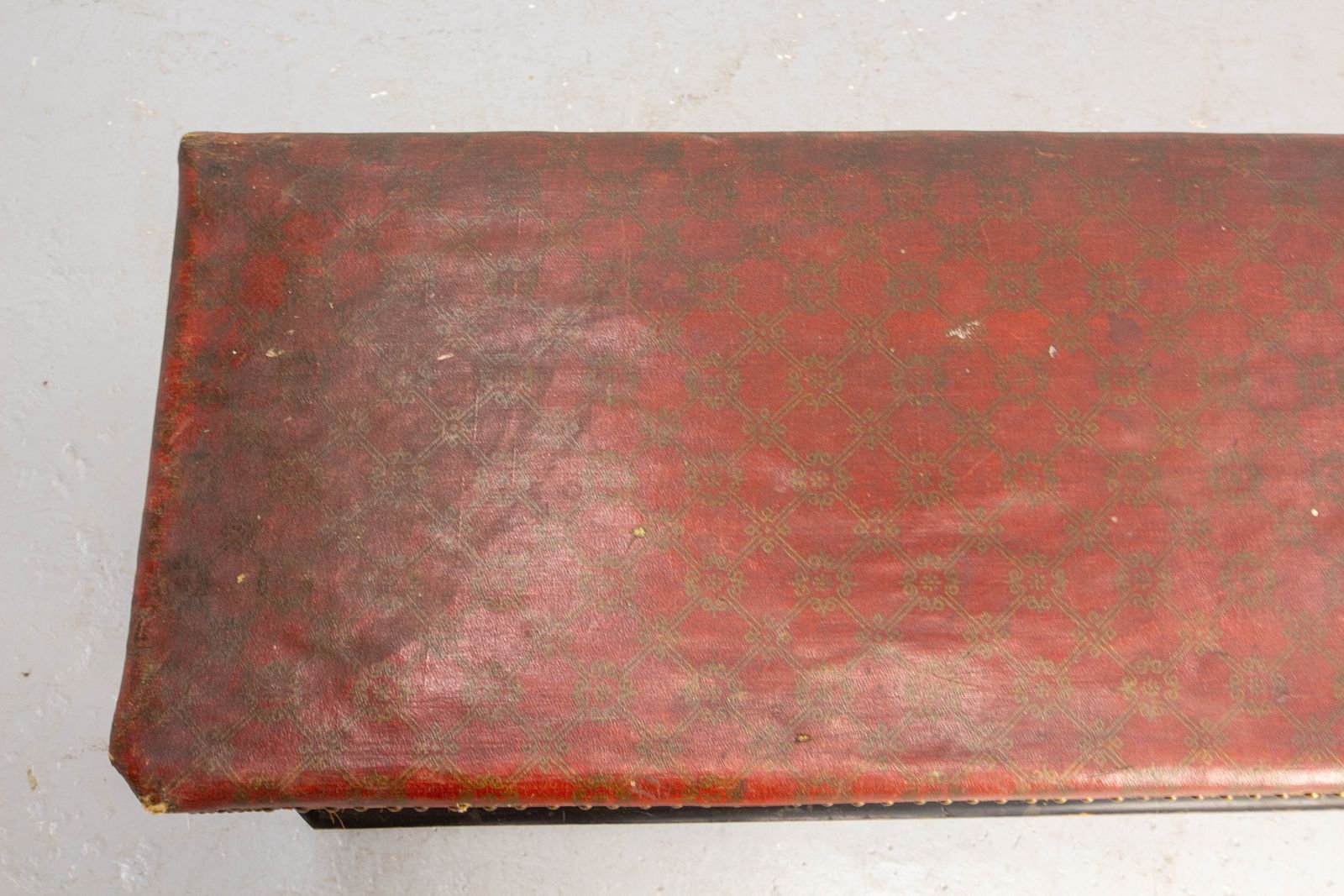 Coffre-banc d'époque rouge et doré, clous en laiton, pin rustique, français photo vintage