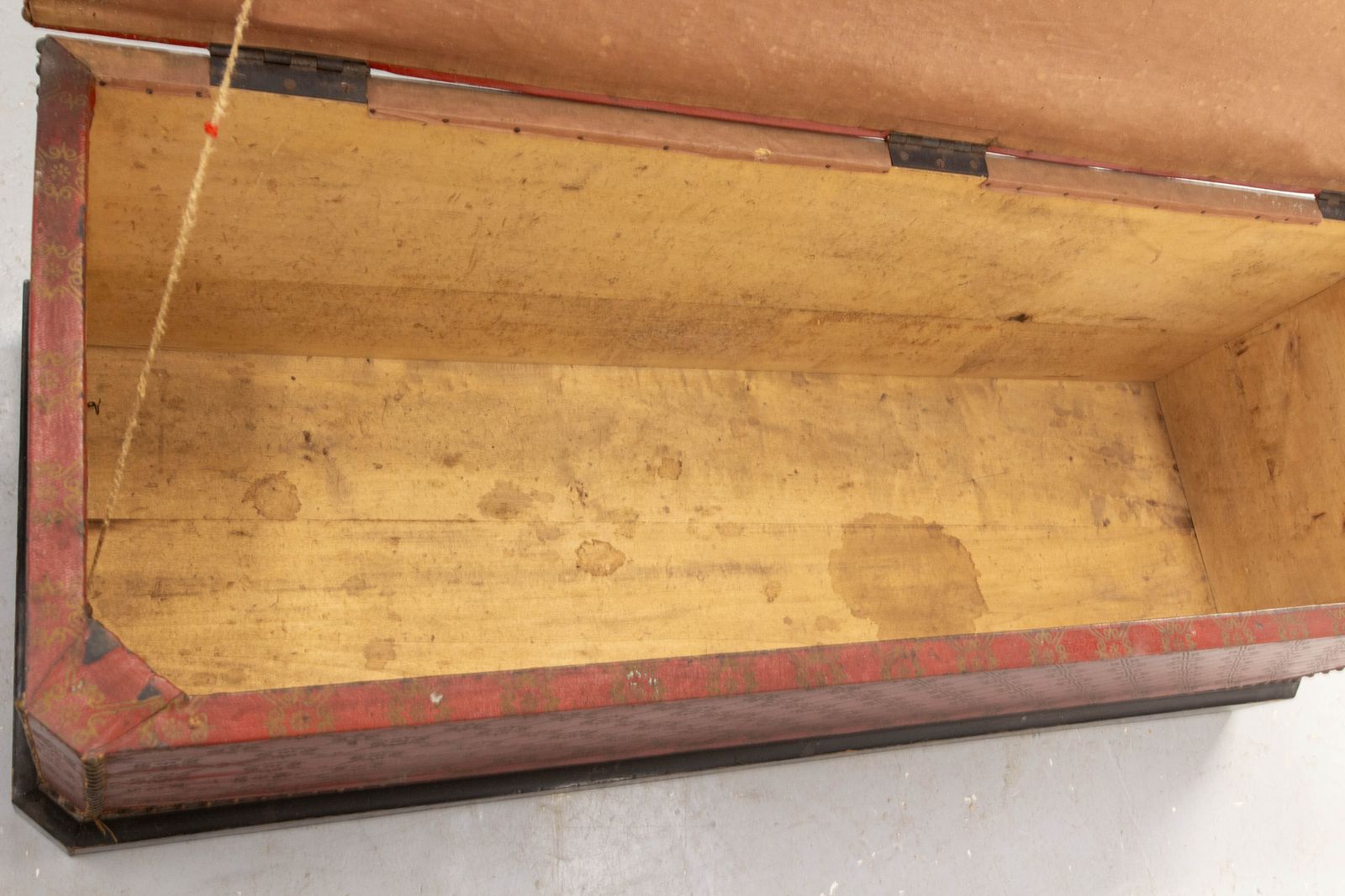 Mobilier Coffre-banc d'époque rouge et doré, clous en laiton, pin rustique, français photo