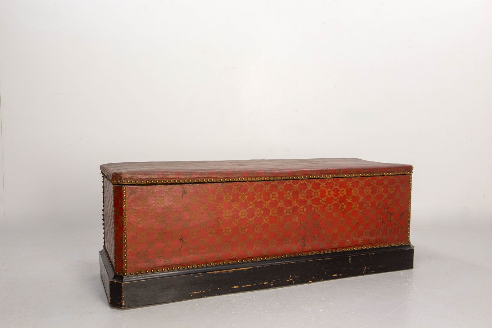 Antiek rode en gouden rustieke koffer opbergbank met messing siernagels, grenenhouten kist, Frans photo furniture