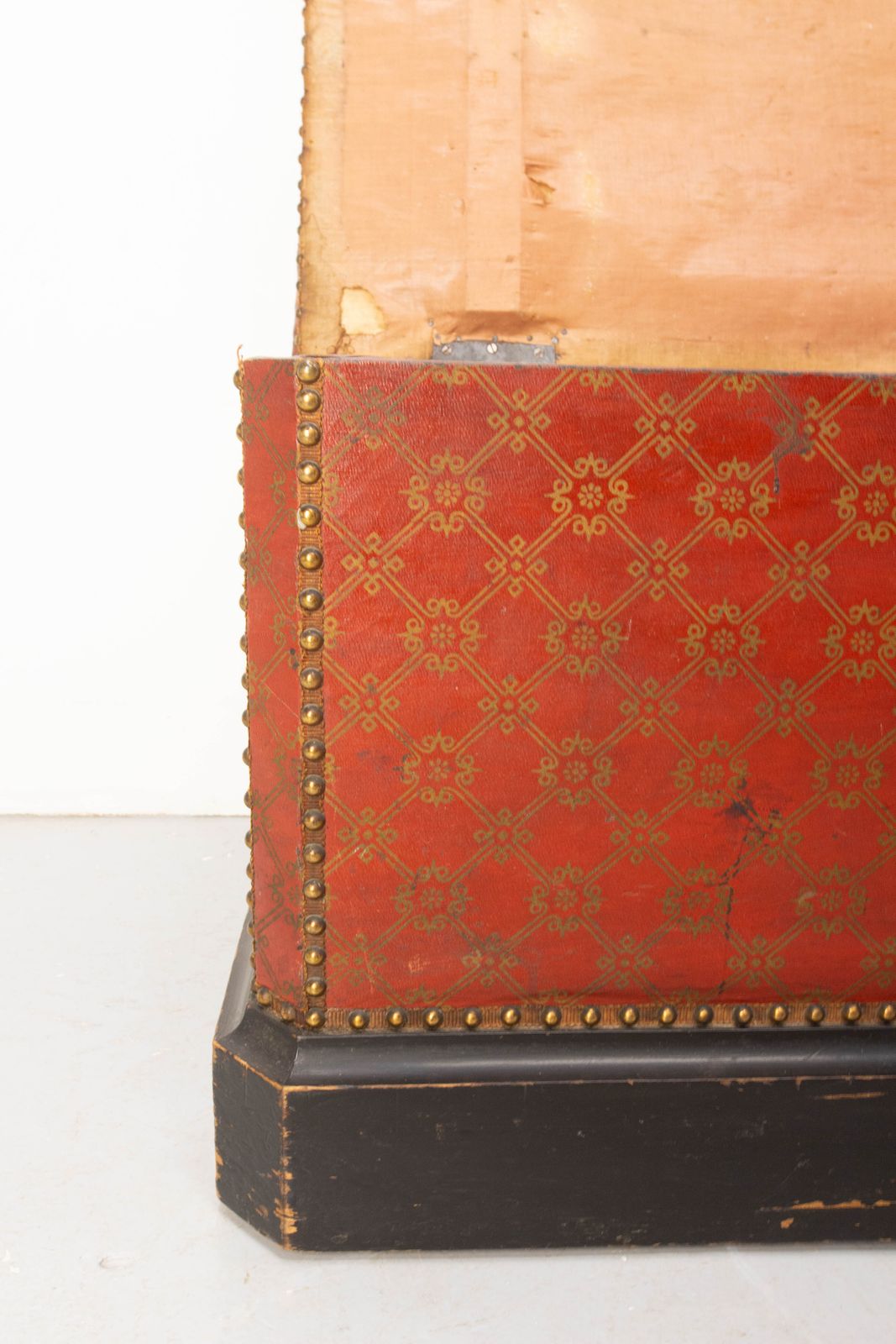 1277.0 Antiek rode en gouden rustieke koffer opbergbank met messing siernagels, grenenhouten kist, Frans photo