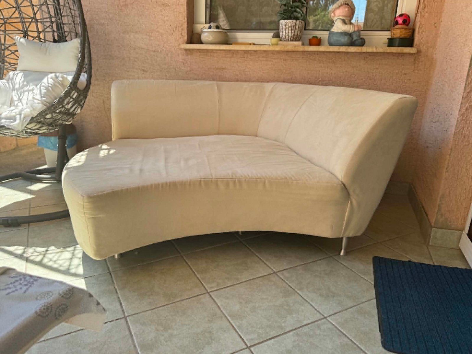 Gebogen crème lounge settee, jaren 1990 photo for sale