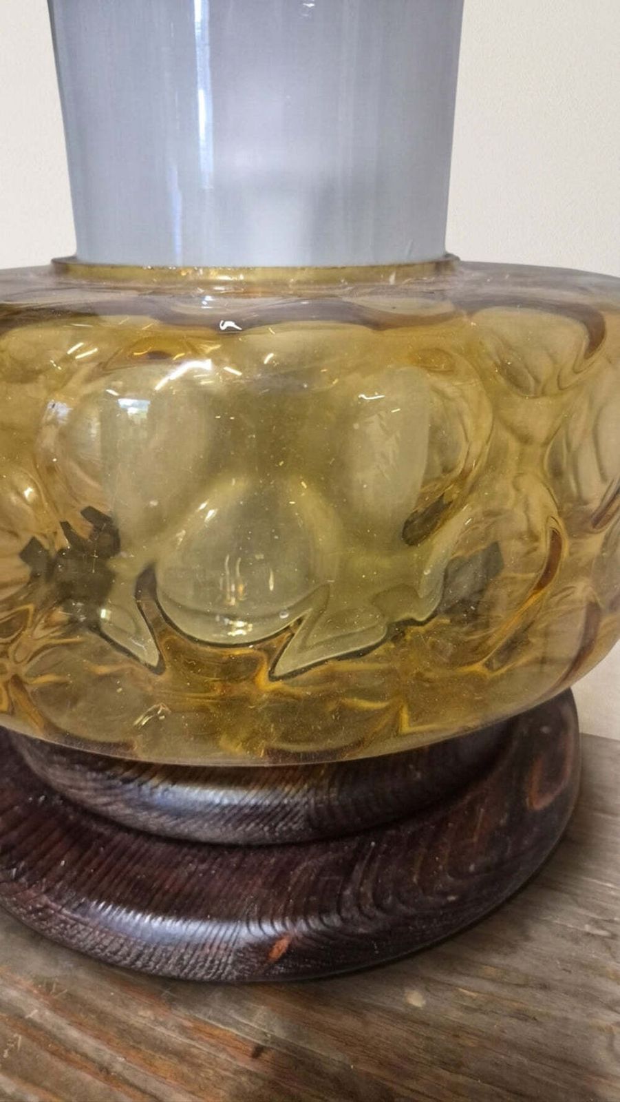 Tafellamp midden 20e eeuw, amberkleurig geperst glas en hout, 27 × 27 × 25 cm photo vinterior