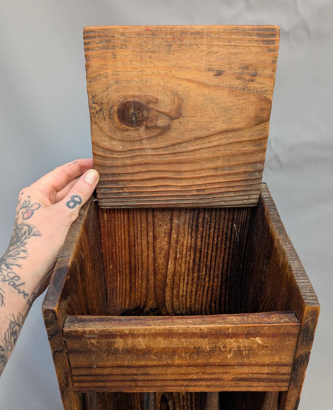 Boîte à baguettes d'époque, rangement à pain, rustique photo vinterior