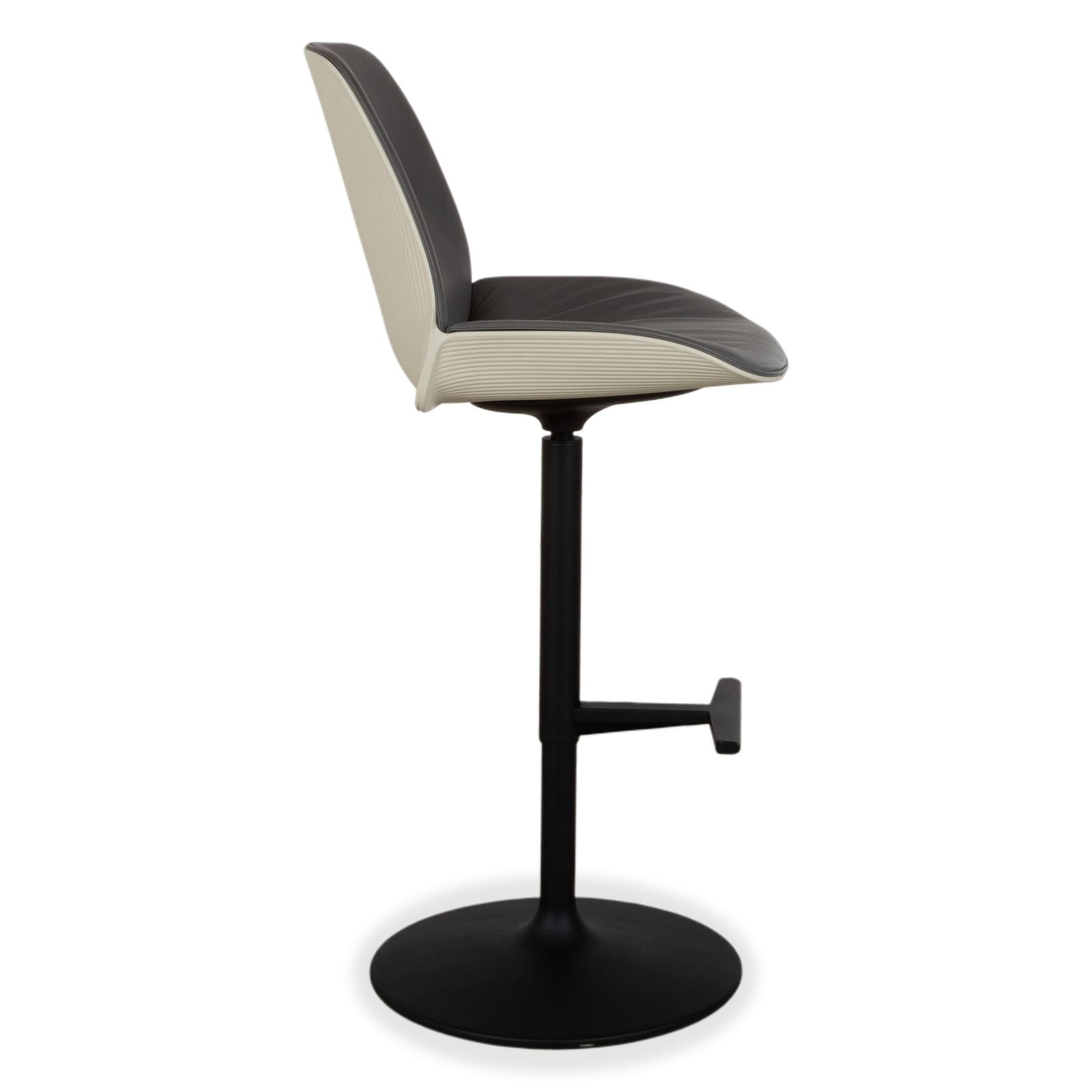 photo furniture Lot de 8 tabourets de bar Andreu World Nuez en cuir gris, réglage manuel, par Patricia Urquiola