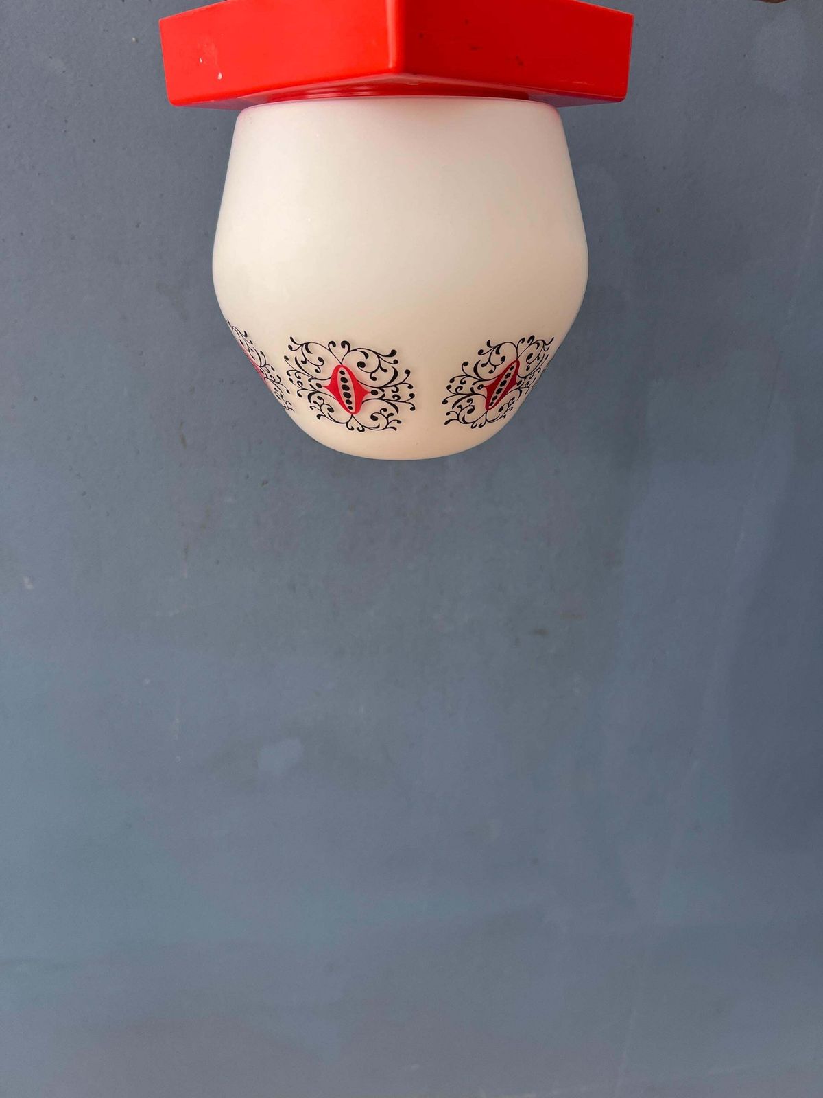 Vintage opaline glazen Thabur plafondlamp met oranje plafondrozet photo furniture